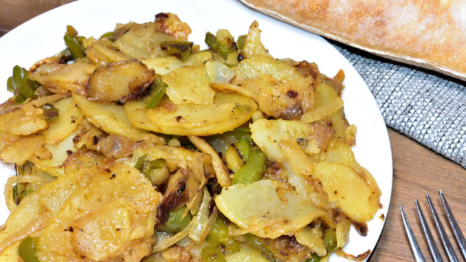 Bratkartoffeln mit Paprika und Zwiebelringen Bratkartoffeln sind ein echter Klassiker der deutschen Küche. Und gar nicht so leicht zuzubereiten, denn das Geheimnis für perfekte Kartoffeln liegt in... mehr verrate ich erst im Rezept!