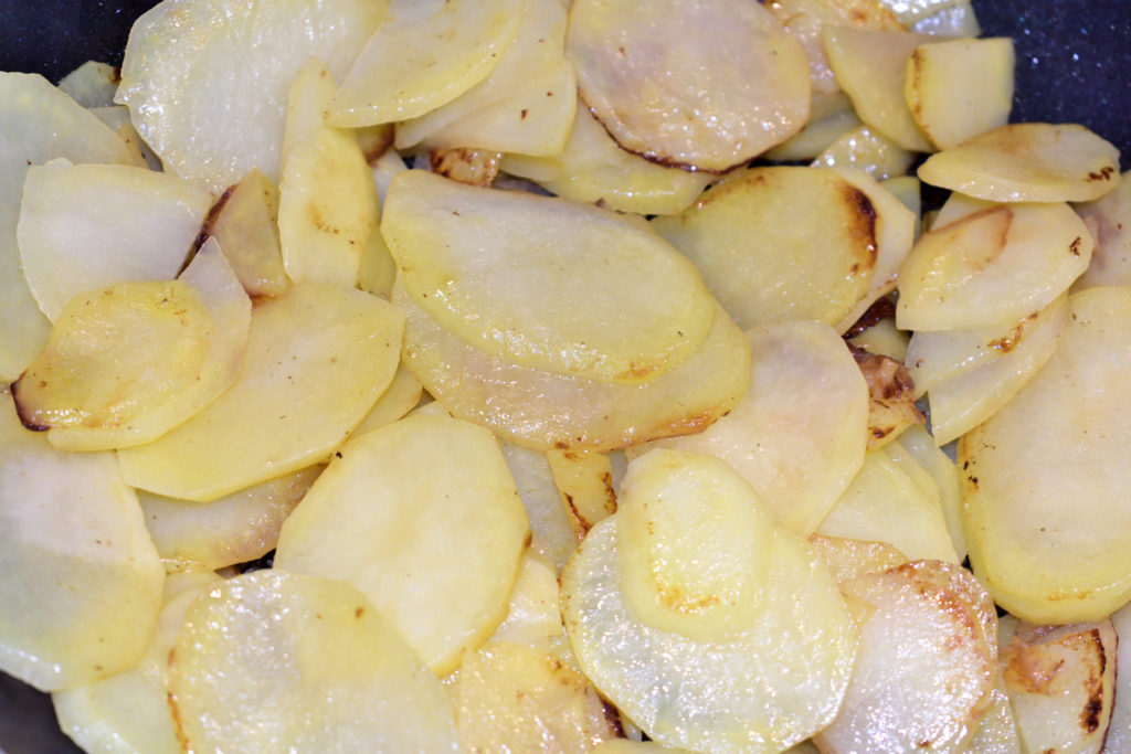 Kartoffeln anbraten | Gutes Timing ist der halbe Sieg! Erst wenn die Kartoffeln leicht goldbraun sind, so wie hier auf dem Bild, fügst Du die übrigen Zutaten hinzu. Sonst können Dir Zwiebel und Paprika verbrennen.