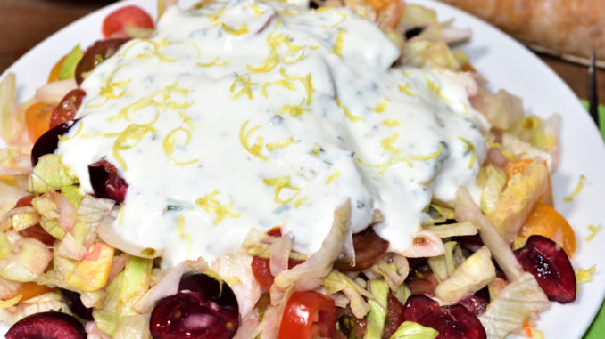 Frischer Sommersalat mit Kirschen Echt erfrischend und echt mal was anderes: Die Kombi aus saftig-süßen Kirschen passt perfekt zum fruchtigen Aroma der Cocktailtomaten und dem knackigen Eisbergsalat. Ein Muss für jede Sommerparty! ☀️☀️☀️