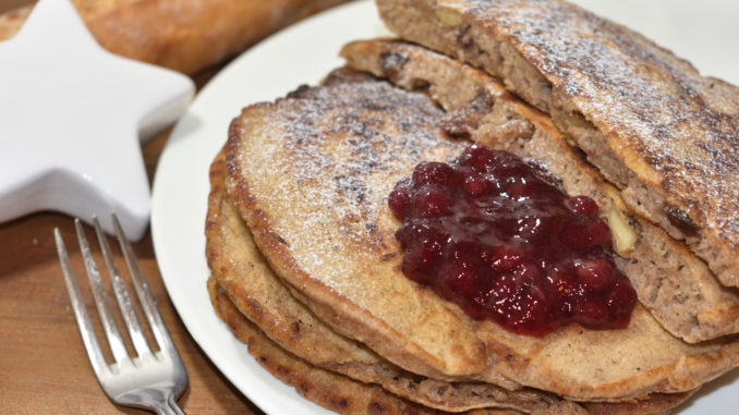 Süße Winter-Pfannkuchen Pfannkuchen, die wie Lebkuchen schmecken... wo gibt's denn sowas?! Na, bei mir! Und bald auch bei Dir. Jedenfalls, sobald Du dieses tolle Rezept einmal selbst ausprobierst.