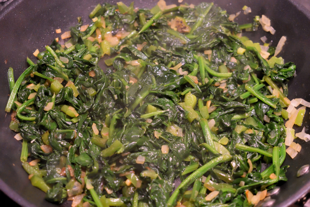 Die Gemüsemischung | So sollte es am Ende aussehen: Die Zwiebelstückchen leicht braun, der Spinat eingekocht. Vor dem Weiterverarbeiten unbedingt abkühlen lassen!
