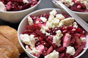 Ich bin mir unsicher, ob Schafe wirklich Rote Bete mögen würden, aber dieser leckere Salat aus roten Rüben und Fetakäse wäre bestimmt auch für manchen vierbeinigen Hornträger ein verlockender Snack.