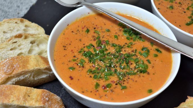 Du hast wenig Zeit, aber Appetit auf was Gesundes, das wirklich lecker schmeckt? Da habe ich was für Dich: meine selbstgemachte Tomatensuppe! Die ist nicht nur in Rekordzeit fertig, sondern auch echt gut.