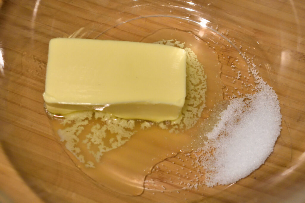 Damit fängt alles an... | Die angeschmolzene Butter lässt sich besser unterkneten als direkt aus dem Kühlschrank. Mit dem Salz hatte ich etwas übertrieben (im Rezept korrigiert).