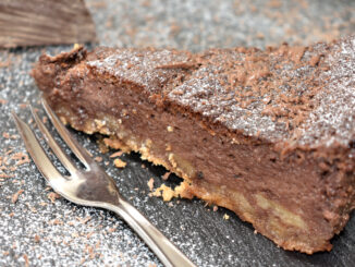 Was passiert, wenn ein amerikanischer Cheesecake auf einen deutschen Käsekuchen trifft? Dann kommt dieses tolle Rezept dabei raus - eine Kalorienbombe aus Schokolade, Quark und Frischkäse! :-)