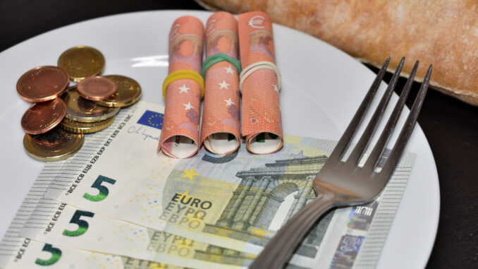 Geld sparen beim Essenskauf Geld kann man nicht essen... und man kann nur das essen, wofür man das Geld hat. Mit ein paar Tipps kannst Du beim Einkaufen richtig Bares sparen und Dir trotzdem jede Menge Leckeres leisten.