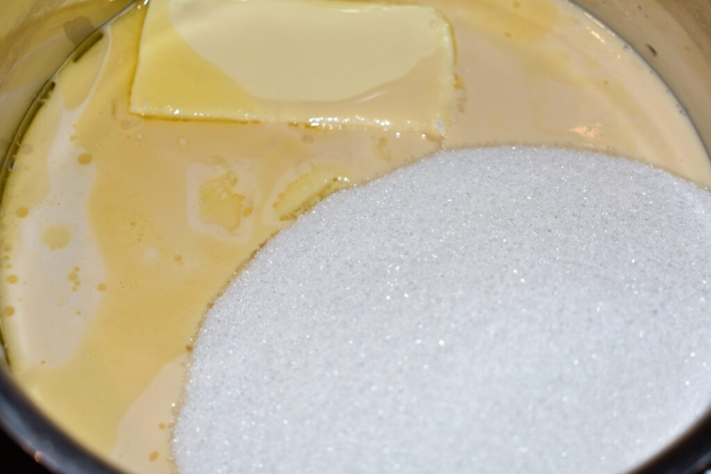 Grundmasse für Fudge (ohne Schokolade) | Aus diesen simplen Zutaten besteht Fudge: Zucker, Sahne oder Kondensmilch und ein Stück Butter.