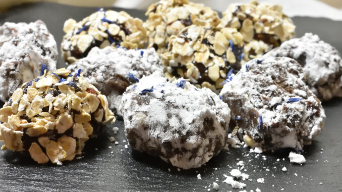 Fudge (Pralinen) Fudge wird ja eigentlich in Stücke geschnitten. Ich dachte mir: Lass Dir doch mal was Neues einfallen - und daraus wurde mein Haselnuss-Fudge in Form von handlichen Pralinen! Schmeckt fast noch besser als der Klassiker...
