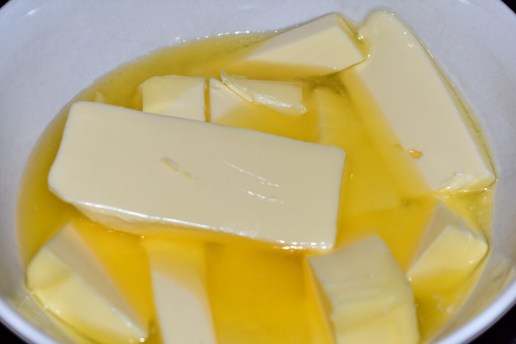 Geschmolzene Butter | Knetteig gelingt am besten, wenn die Butter noch nicht ganz flüssig ist. Nennen wir es mal Aggregatszustand "halbfest".