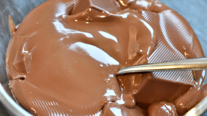 Schokolade schmelzen ist für Dich eine echte Herausforderung? Ich zeige Dir, wie Du alle Arten von Schoki richtig (schnell) in der Mikrowelle oder im Wasserbad schmelzen kannst. Egal ob Vollmilch-, Zartbitter- oder weiße Schokolade.