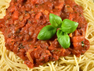 Mein absolutes Lieblingsrezept! Bessere Spaghettis mit Tomatensauce wirst Du auch in Bella Italia kaum finden - naja, das behaupte ich jetzt einfach mal. 🍅🍅🌶️